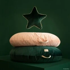 Coussin étoile Aristote Velvet Jungle Green -Lilliputiens Soldes aristote star velvet cushion 40x40 jungle green nobodinoz OC