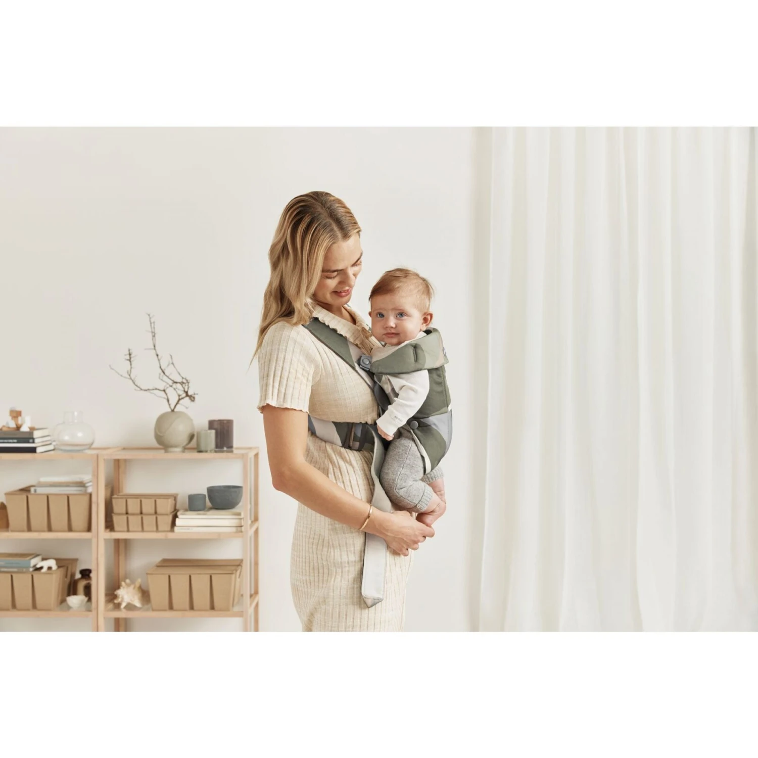 BabyBjörn Porte Bébé Mini Coton Kaki Vert 5 BabyBjörn Porte Bébé Mini Coton Kaki Vert – Image 5